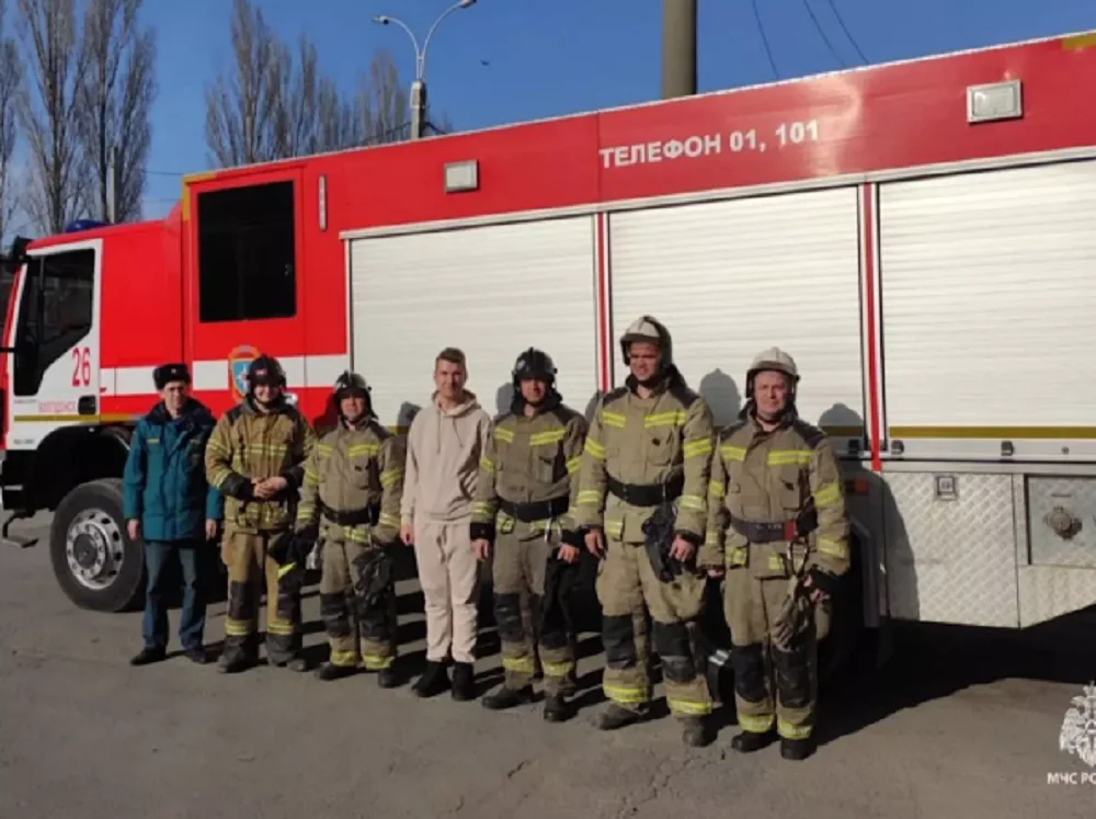В Волгодонске случайный прохожий спас юношу из горящей квартиры